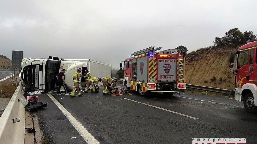 El vuelco de un camión bloquea la A-7 en Lorca