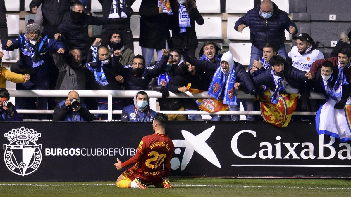 Álvaro, de rodillas, celebra su gol ante la afición zaragocista.