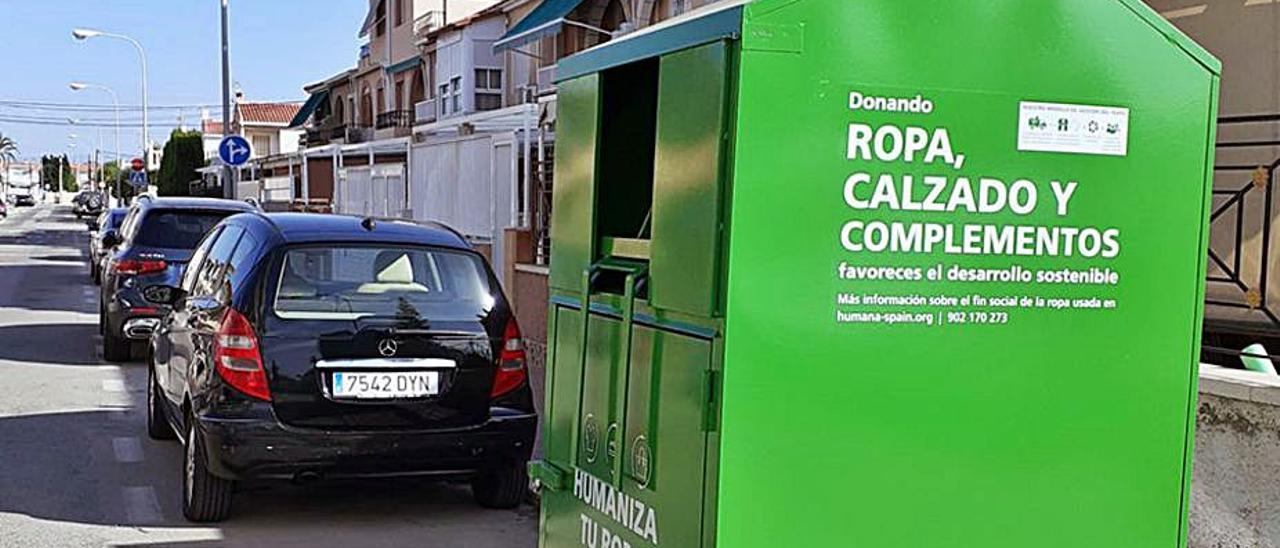 Un contenedor de la ONG que recoge ropa en Santa Pola. | INFORMACIÓN