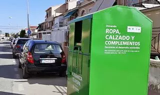 Renuevan en Santa Pola los contenedores para la recogida de ropa usada