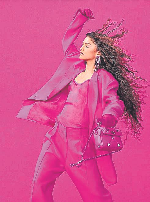 Zendaya vestida de Valentino con diferentes estilismos en rosa fucsia.