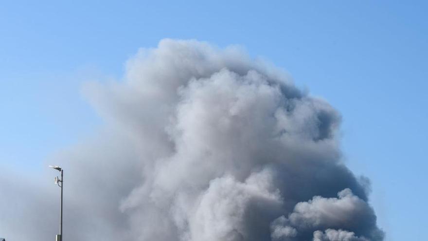 Nuevo incendio con una gran columna de humo en la planta de basuras de Onda: ocho dotaciones de bomberos movilizadas y viviendas desalojadas