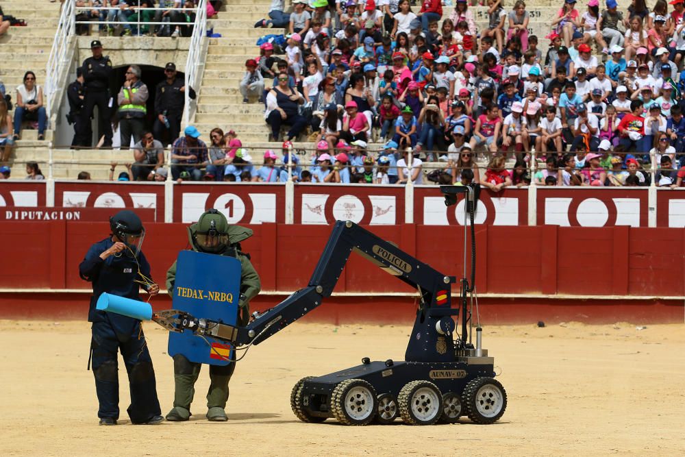 La plaza de toros de Málaga ha acogido el encuentro entre escolares de varios colegios malagueños y efectivos del cuerpo
