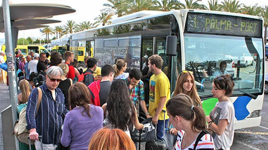 Un grupo de personas acceden a un autobús en la parada del aeropuerto de Palma.