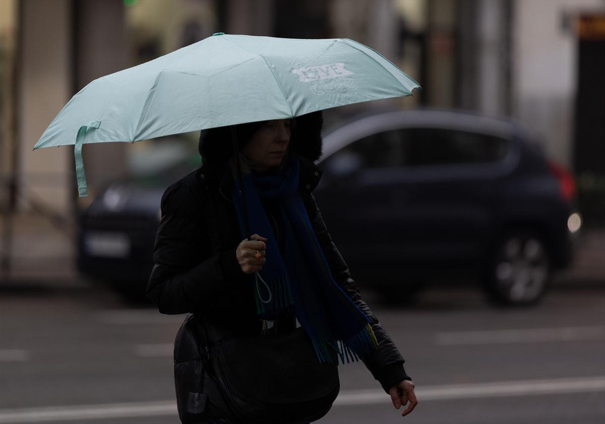Extremadura recupera el paraguas en una jornada con alerta por lluvia, tormentas y granizo.