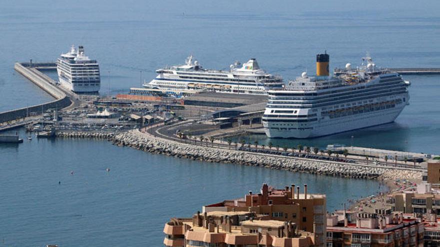 Tres cruceros con 5.000 personas coinciden en el puerto de Málaga