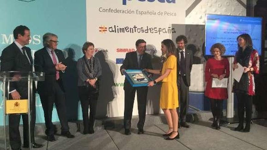 Lara Graña recibe el premio de manos del ministro Luis Planas.