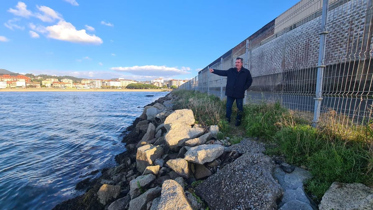 Villanueva, ante la nave, muestra las vistas a Carril, a la playa de Compostela y a algunos de los parques de cultivo.