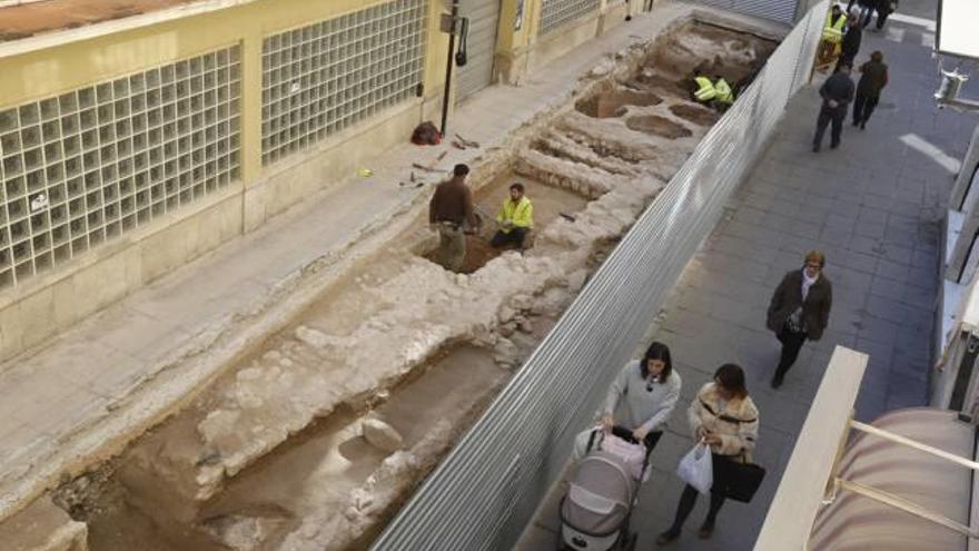 Arqueólogos trabajando, ayer, en las excavaciones en la plaza de la Fruita, junto al Mercado Central .