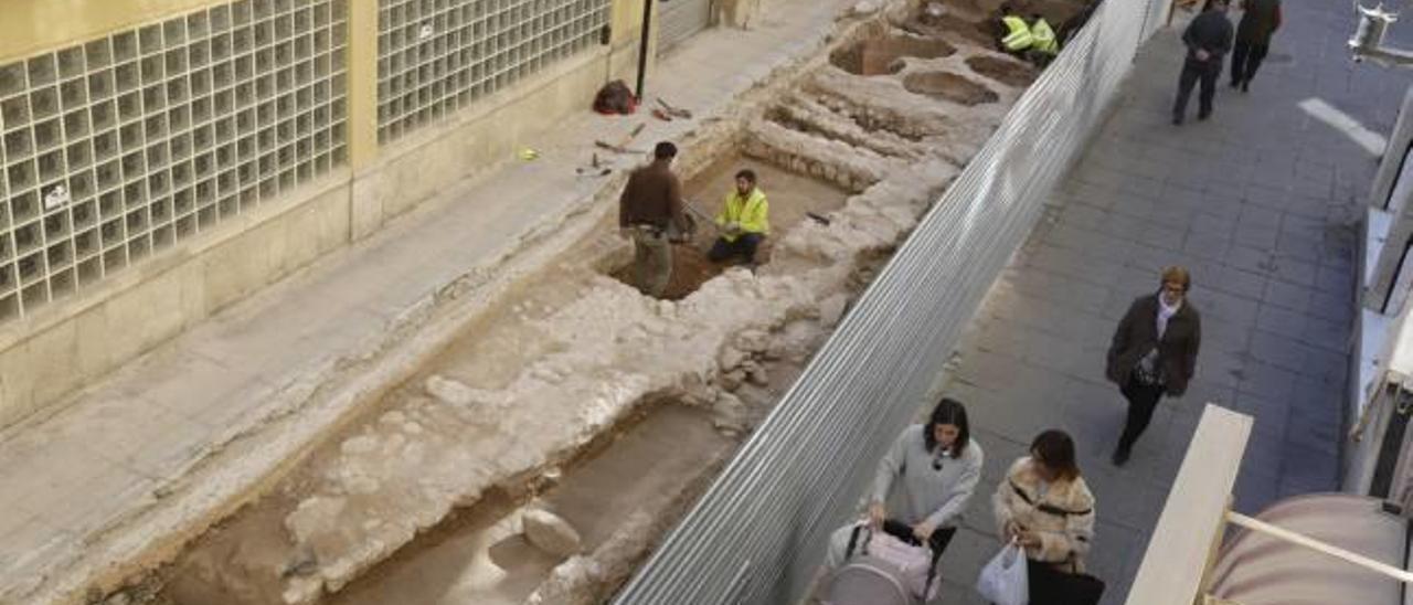 Arqueólogos trabajando, ayer, en las excavaciones en la plaza de la Fruita, junto al Mercado Central .