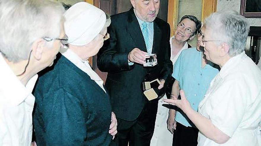 De Lorenzo despide a las Hermanas de la Caridad del Cano Mata