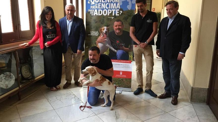 El concejal José del Río junto los encargados de la campaña y la perrita Lulú