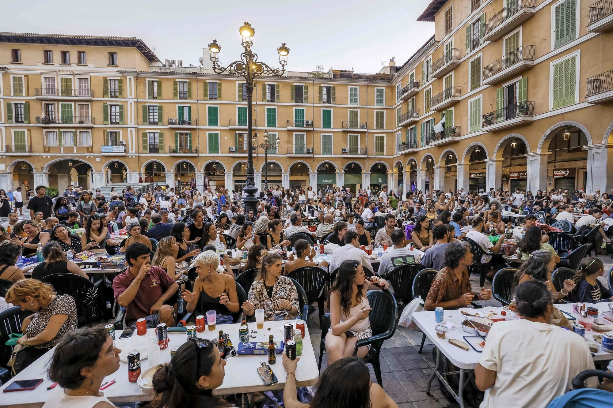 FOTOS | Cientos de residentes 'liberan' la plaza Major de Palma con una gran cena popular