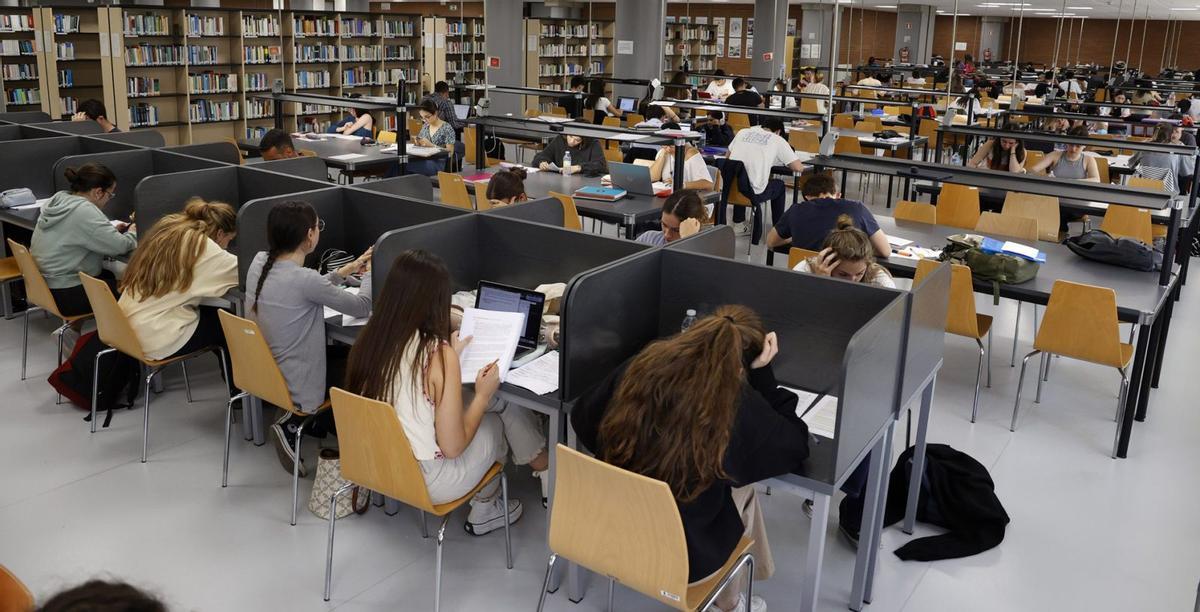 Alumnado de la Universidade de Vigo estudiando en la biblioteca de la Facultad de Ciencias Sociais de Pontevedra. | GUSTAVO SANTOS
