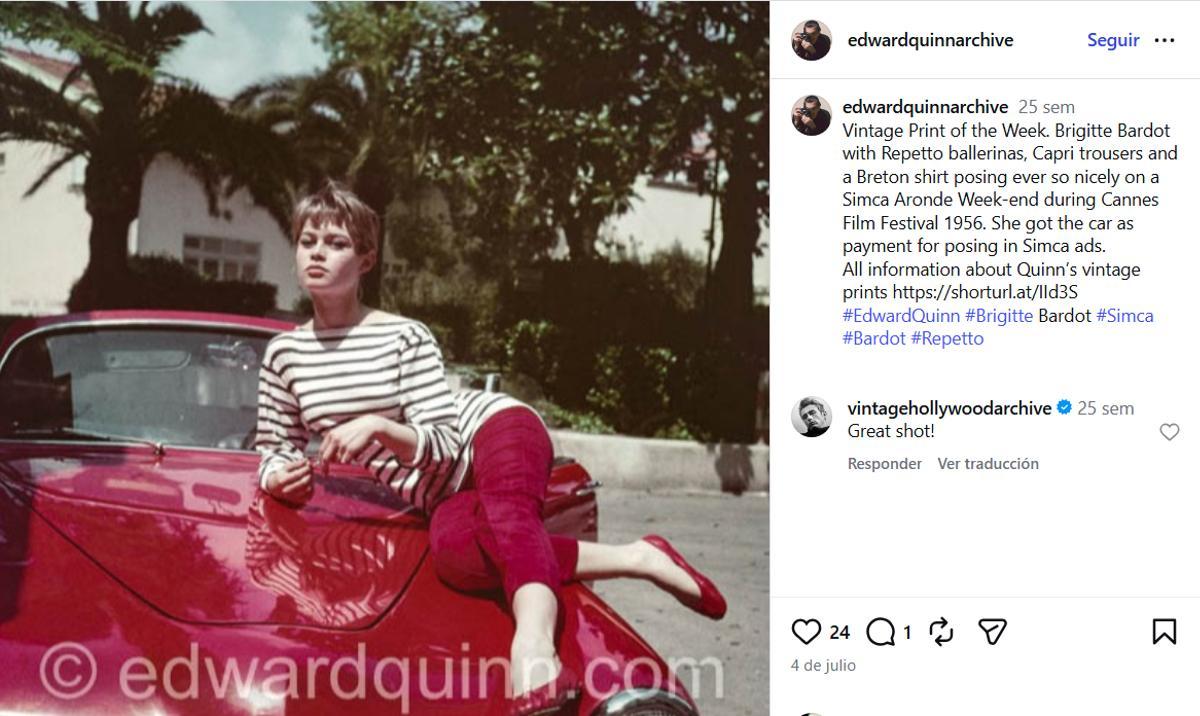 Un típico 'look' Bardot: pantalones capri, bailarinas, camisa de rayas, flequillo y mirada felina.