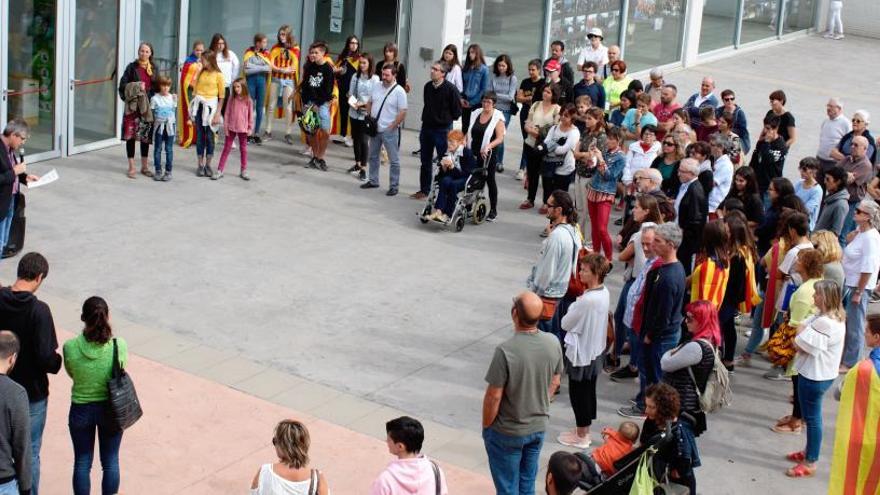 Solsona es concentra a la nova plaça U d&#039;Octubre,  amb un centenar d&#039;assistents