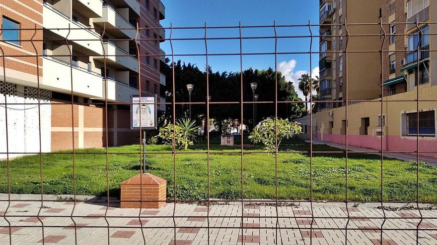 Este es el aspecto que hace unos días presentaban, en mitad de la calle Orfila, parte de los jardines dedicados por la ciudad a la hermana Sabina Zamalloa, que durante tantos años trabajó en el vecino Cottolengo.