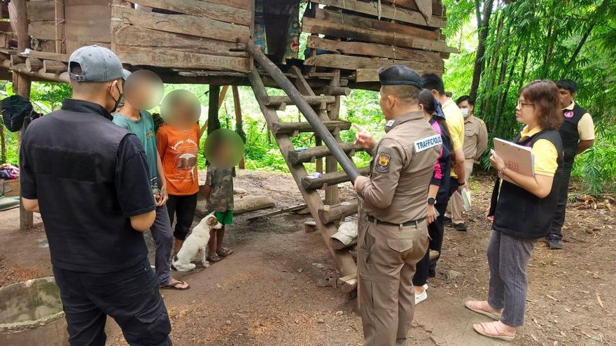 Rescatan en Tailandia a un niño de 8 años criado entre perros que se comunicaba con ladridos