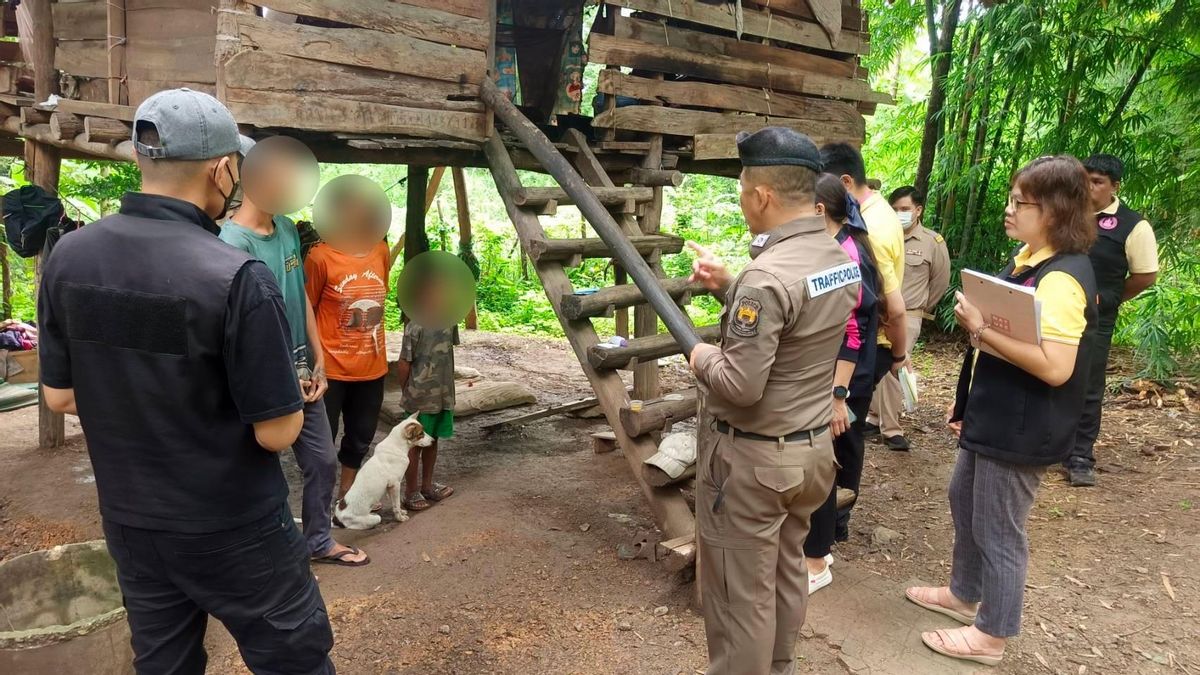 Las autoridades tailandesas hablan con la madre de un niño de 8 años que fue abandonado para vivir con perros y nunca asistió a la escuela en el distrito de Lap Lae, provincia de Uttaradit, en Tailandia.