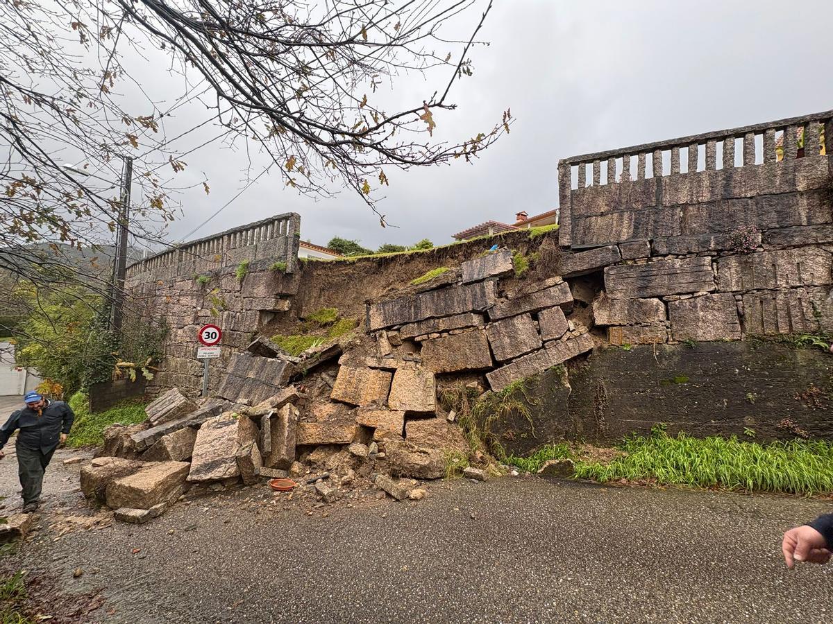 El muro que se derrumbó sobre la calzada en el vial de Chaín.
