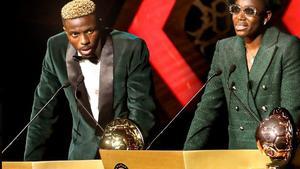 El delantero del Nápoles Victor Osimhen y la barcelonista Asisat Oshoala ganan el Balón de Oro africano