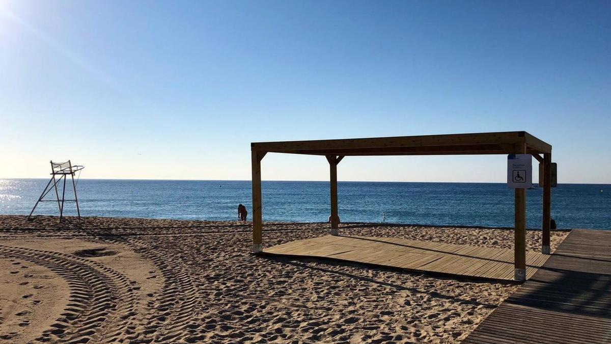 Las playas de Mataró incorporan mejoras en el baño adaptado y nuevos servicios esta temporada