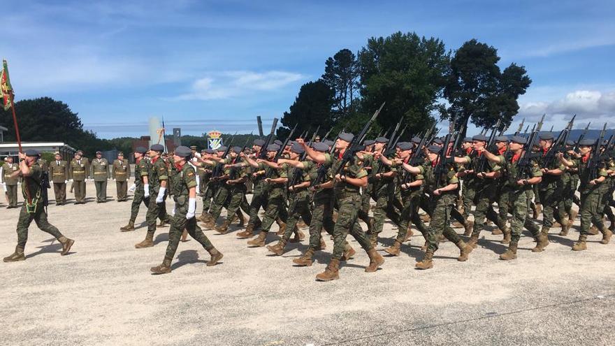 Un momento del desfile de la Brilat esta mañana en la Base General Morillo de Figueirido.