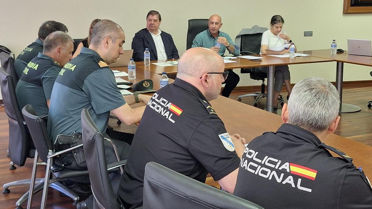 Julio Abalde, esquerda, e Javier Sar, presidindo a reunión da Xunta Local de Seguridade de Muxía.