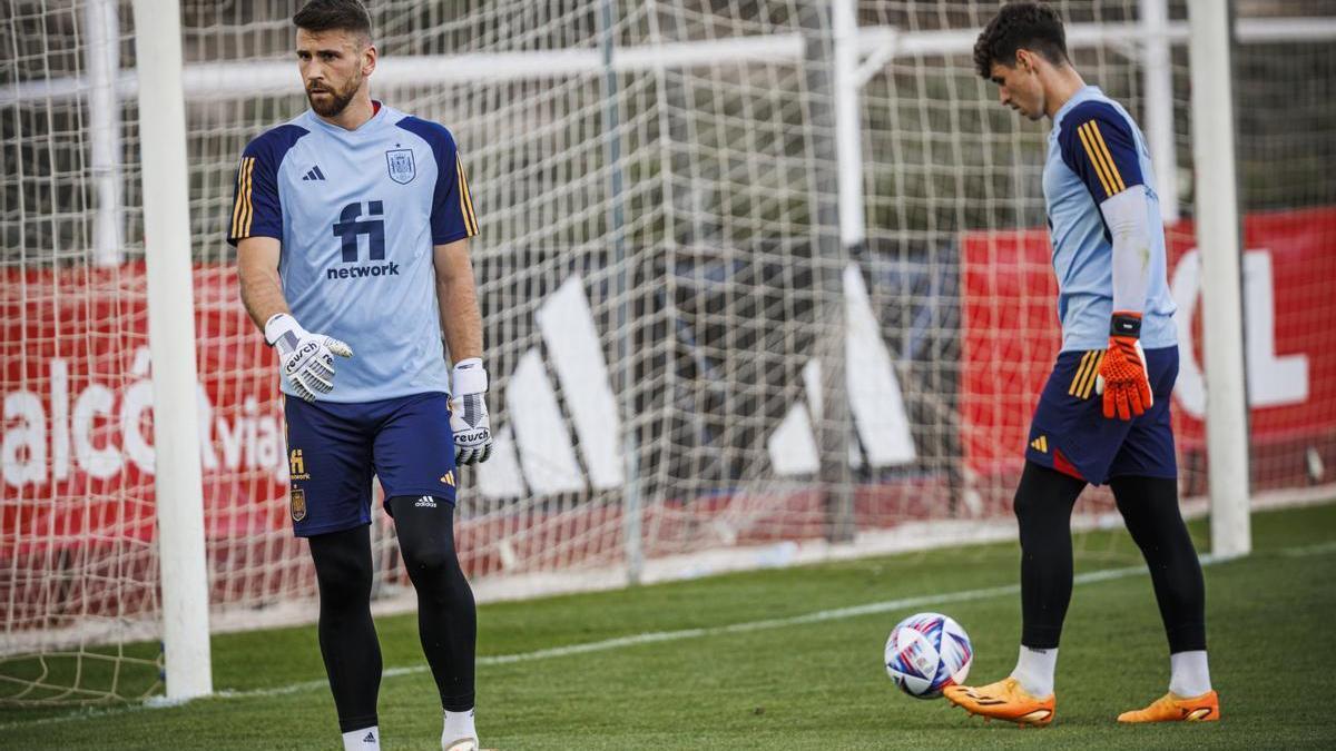 Unai Simón y Kepa Arrizabalaga, porteros de la selección española, durante un entrenamiento.