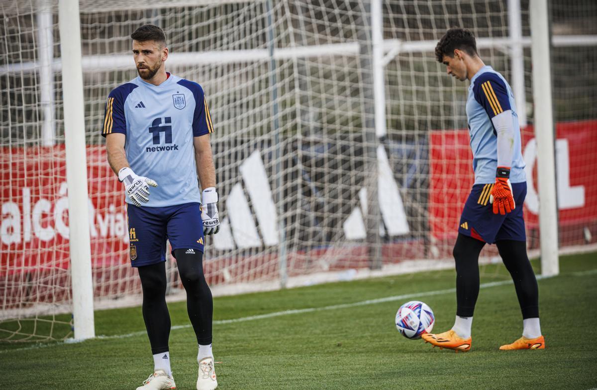 Unai Simón y Kepa Arrizabalaga, porteros de la selección española, durante un entrenamiento.