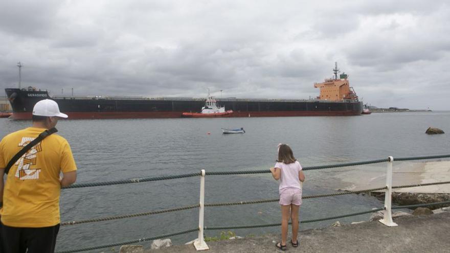 El tráfico portuario se mantiene estable en Avilés, en 3,5 millones de toneladas