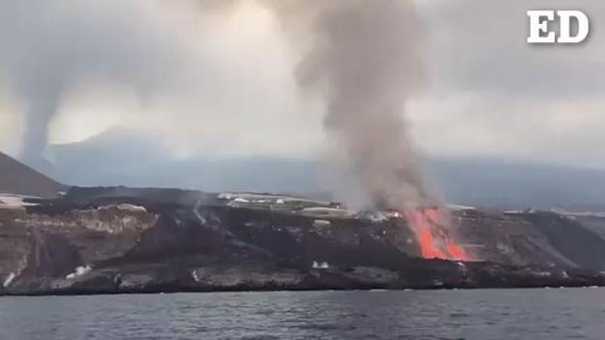 Una colada de lava del volcán de La Palma llega a la costa de la Playa de Los Guirres