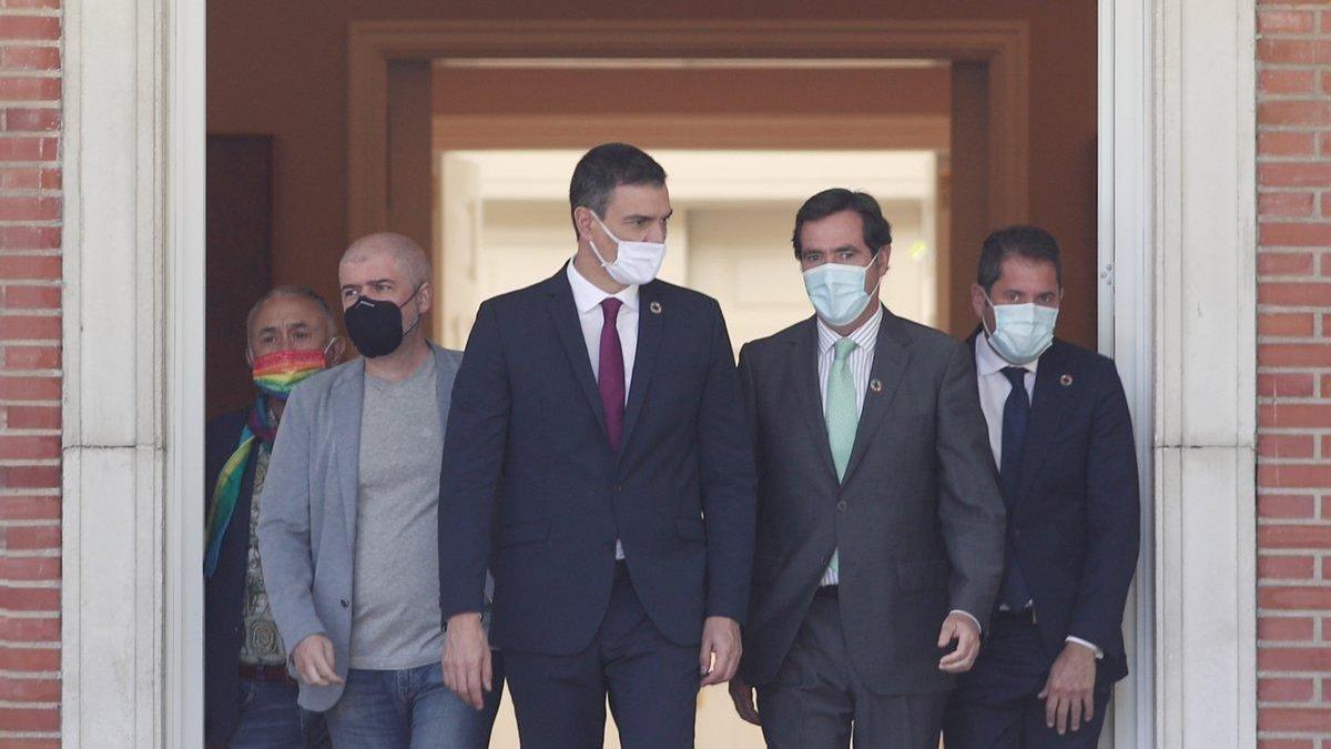 El presidente del Gobierno, Pedro Sánchez, junto a los máximos representantes de patronal y sindicatos; en Moncloa.