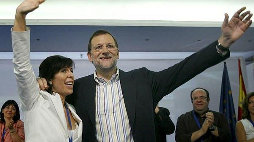 Rajoy saluda a los asistentes junto a la nueva líder del PPC, Alicia Sánchez Camacho, ayer en Barcelona.