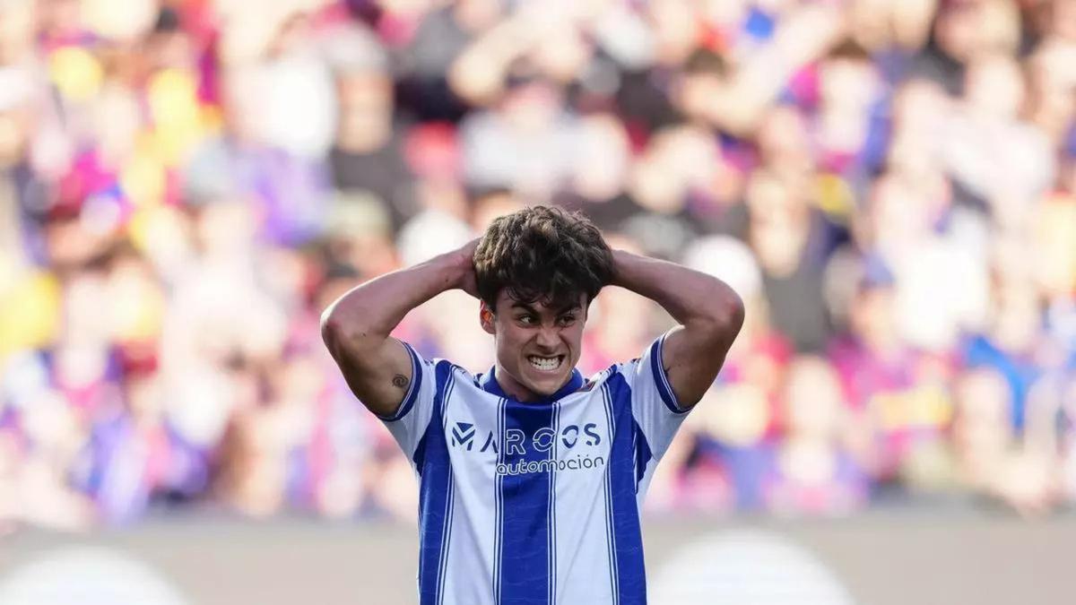 Carlos Álvarez lamenta su ocasión fallada en el Camp Nou