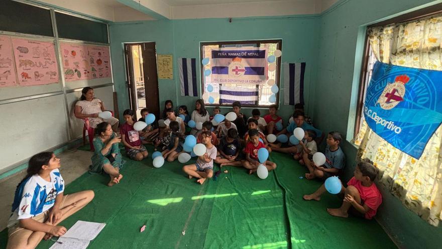 Niños en la fiesta de inauguración de la peña deportivista NamasDé en Nepal.