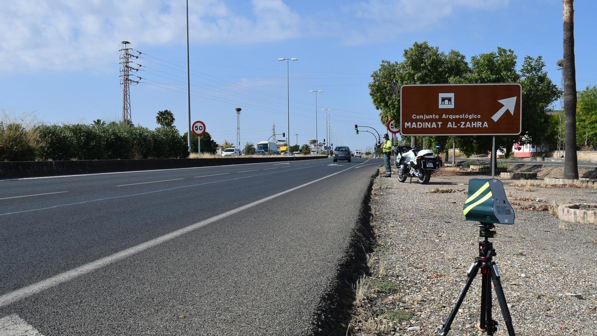 Un radar de la Guardia Civil en la A-431.