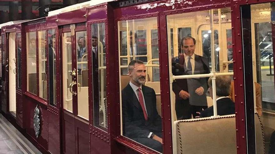 El Rey, en el vagón restaurado de Metro, ayer.