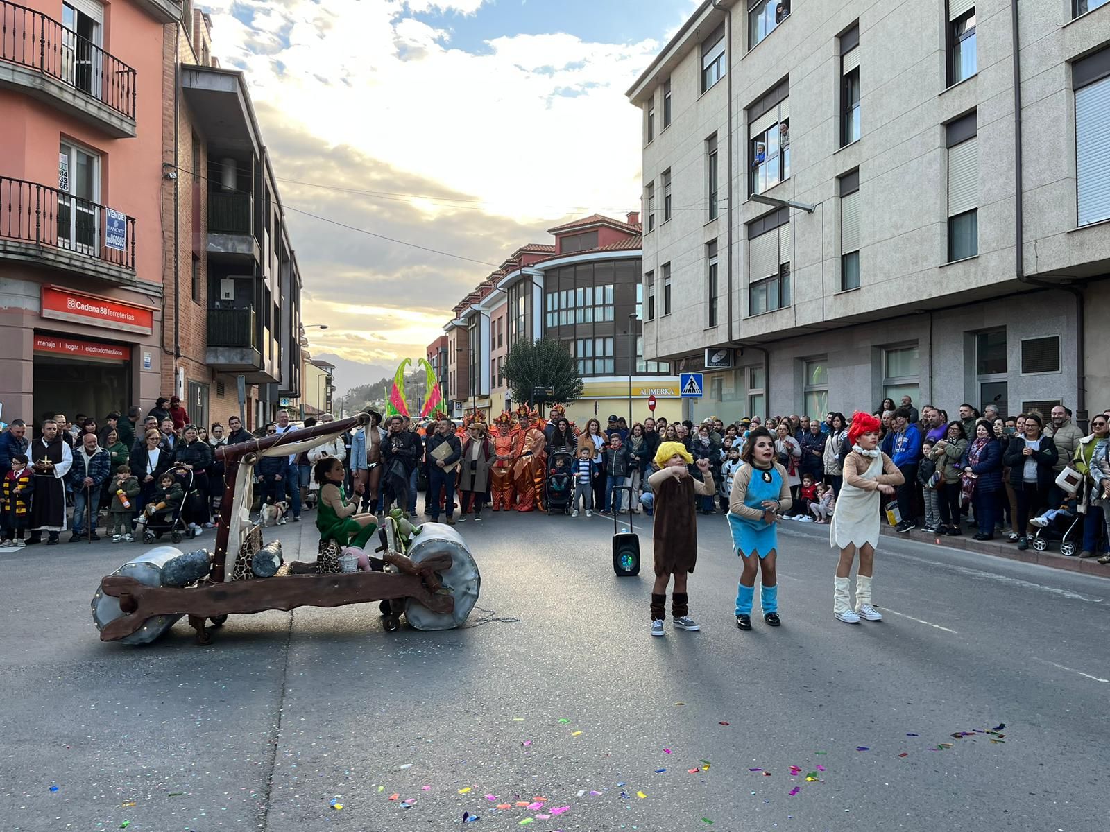 La locura del carnaval llena Posada de Llanes: así fue el multitudinario desfile