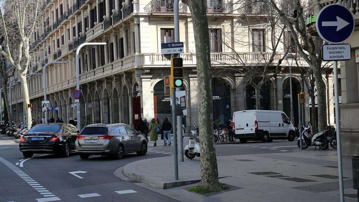 Coches que sí hacen caso de las señales verticales y horizontales, en Diagonal con Muntaner, este miércoles