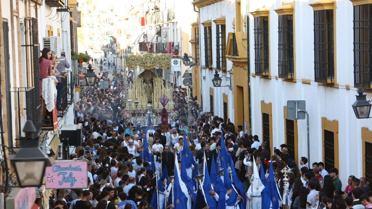 La Virgen de la Piedad estrena palio