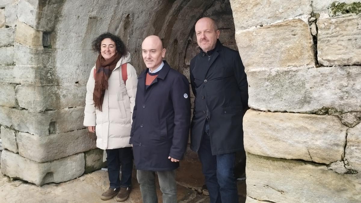 Pela izquierda, Marta Luisa Corrada (restauradora), Pablo León y Román Villasana (direutor d'obra) na fonte de Foncalada.