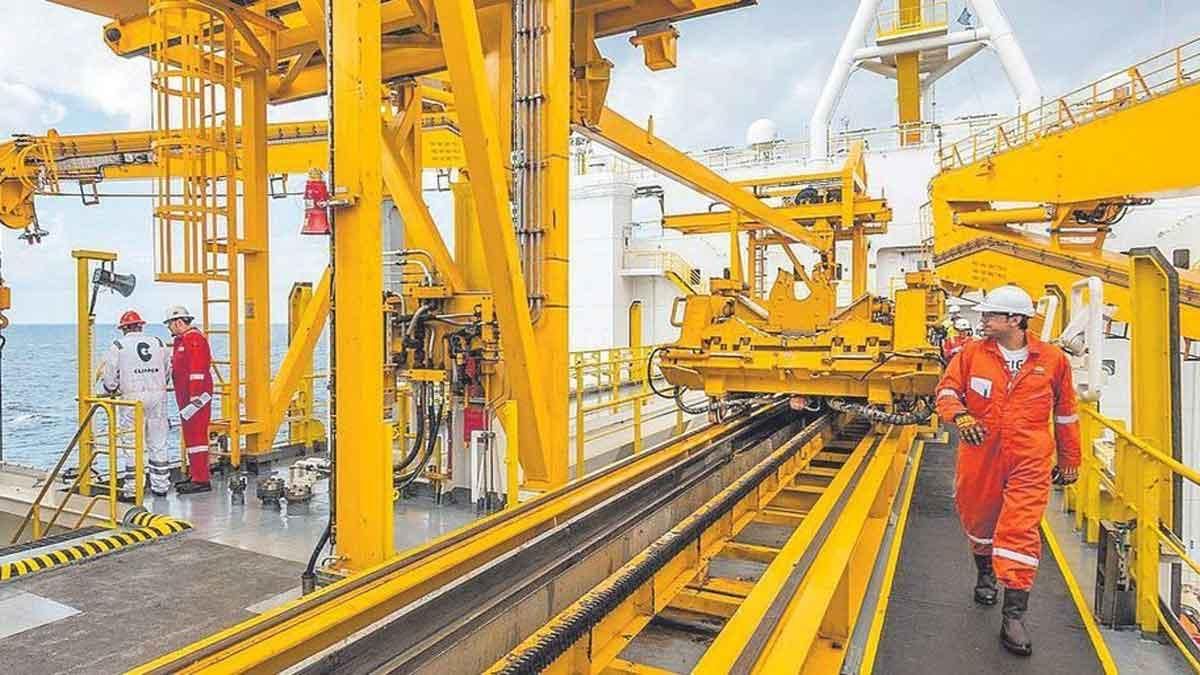 Trabajadores de Repsol en el buque Rowan Renaissance durante las frustradas prospecciones en aguas canario-españolas en 2015.
