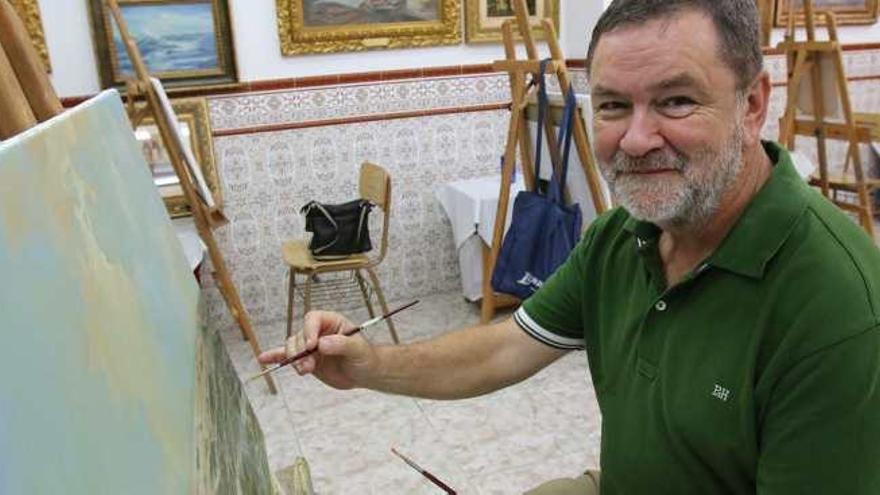 Agustín Soler, funcionario y pintor, en la academia de bellas artes Ruiz-Juan, donde pinta seis horas a la semana.