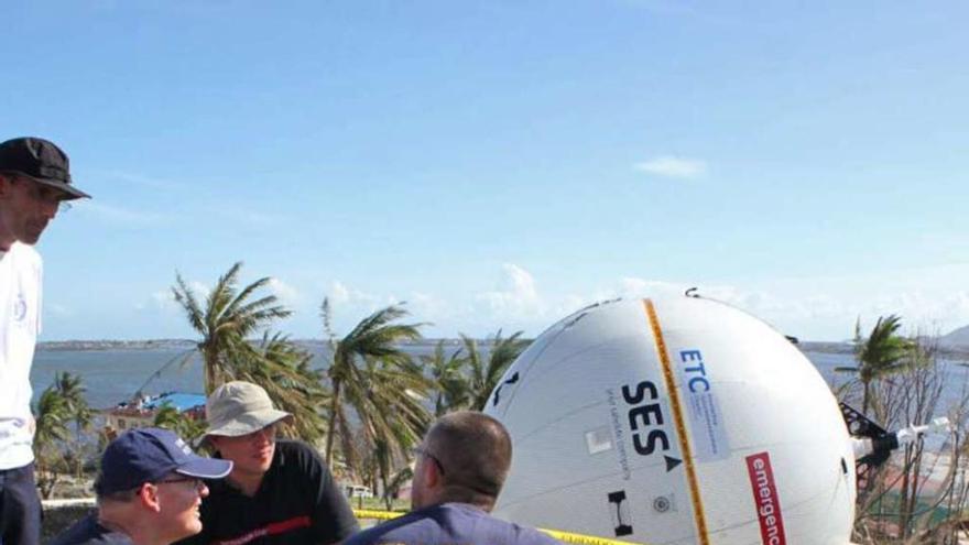 La antena parabólica satelital va dentro de una especie de globo.