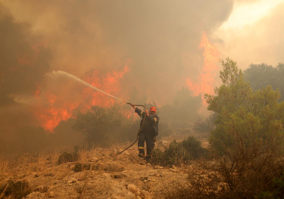 Incendio forestal cerca de Atenas, Grecia.