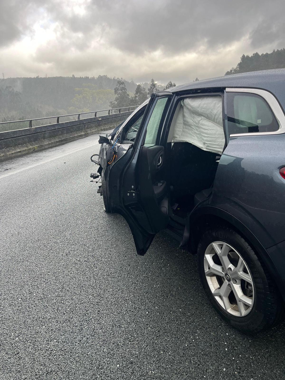 El coche accidentado quedó cruzado en medio de la vía.