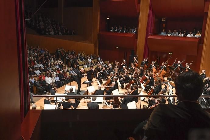 08-02-20 GENTE Y CULTURA. AUDITORIO ALFREDO KRAUS. LAS PALMAS DE GRAN CANARIA. Clausura del 36 Festival de Música de Canarias. Christoph Eschenbach dirige a la Orquesta de París con el joven violinista sueco Daniel Lozakovich.    Fotos: Juan Castro.  | 08/02/2020 | Fotógrafo: Juan Carlos Castro