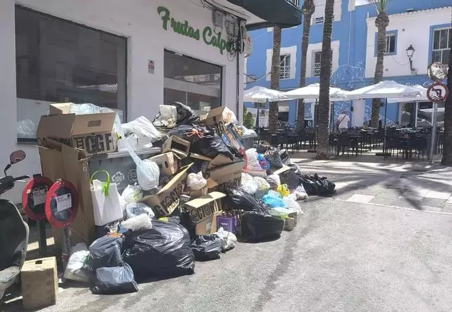 Calp, repleta de basura en el tercer día de huelga en la retirada de residuos (imágenes)