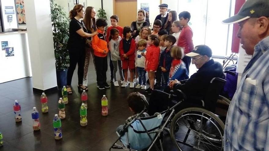 Pequeños y mayores, jugando a los bolos ayer en la residencia de Lastres.